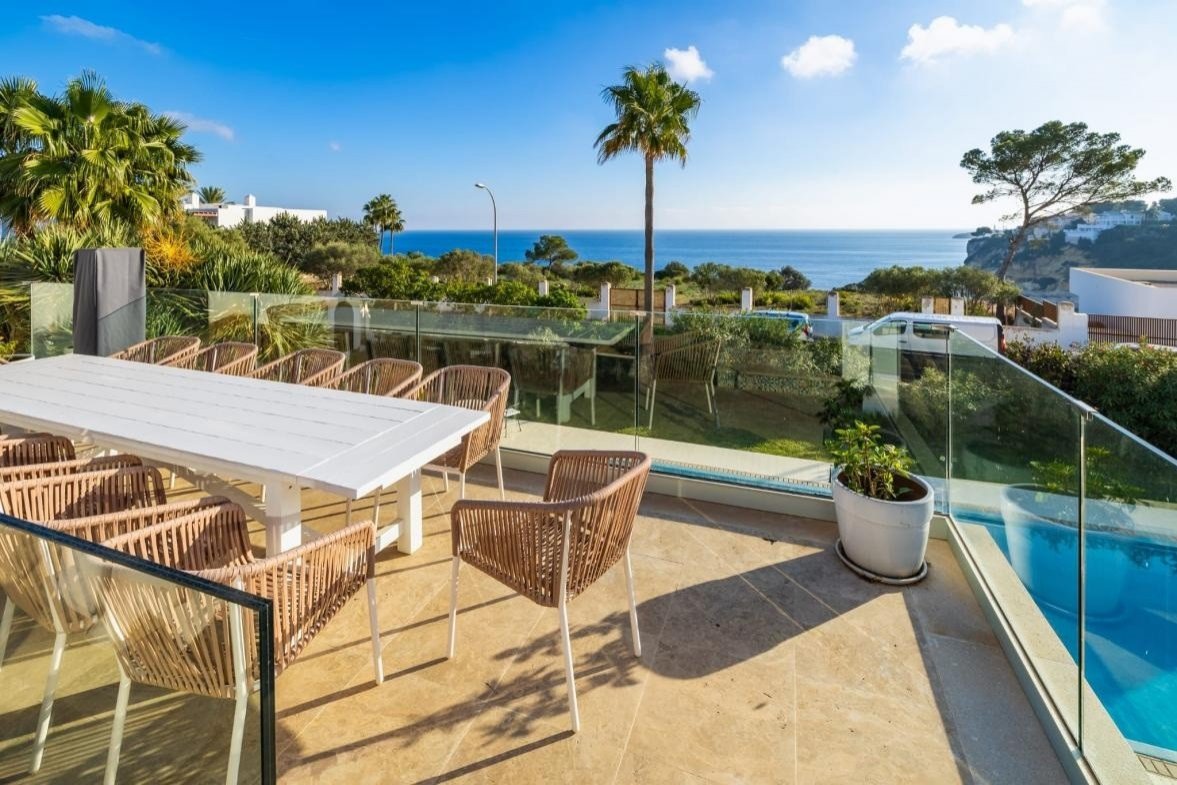 Genießen Sie ein Leben in Küstenruhe in dieser exklusiven Residenz, perfekt gelegen in zweiter Reihe zum Meer in der begehrten Enklave Sol de Mallorc