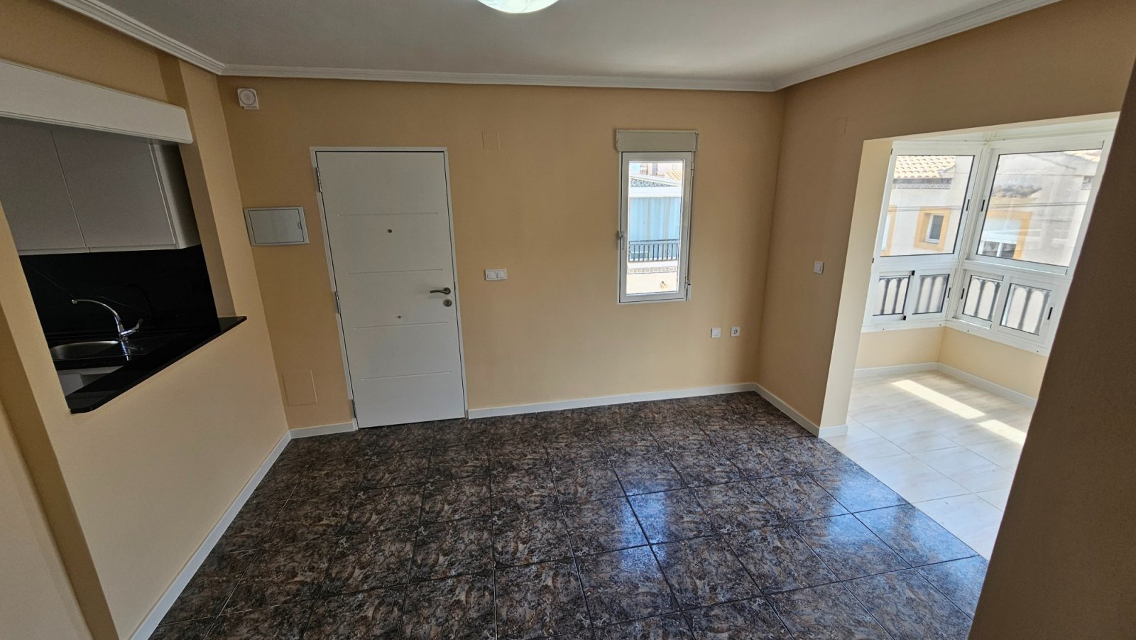  Wunderschöner Bungalow in Orihuela Costa,
geprägt von Urlaubsflair und der Nähe zu Stränden mit Blauer Flagge.
Die Anlage bietet 