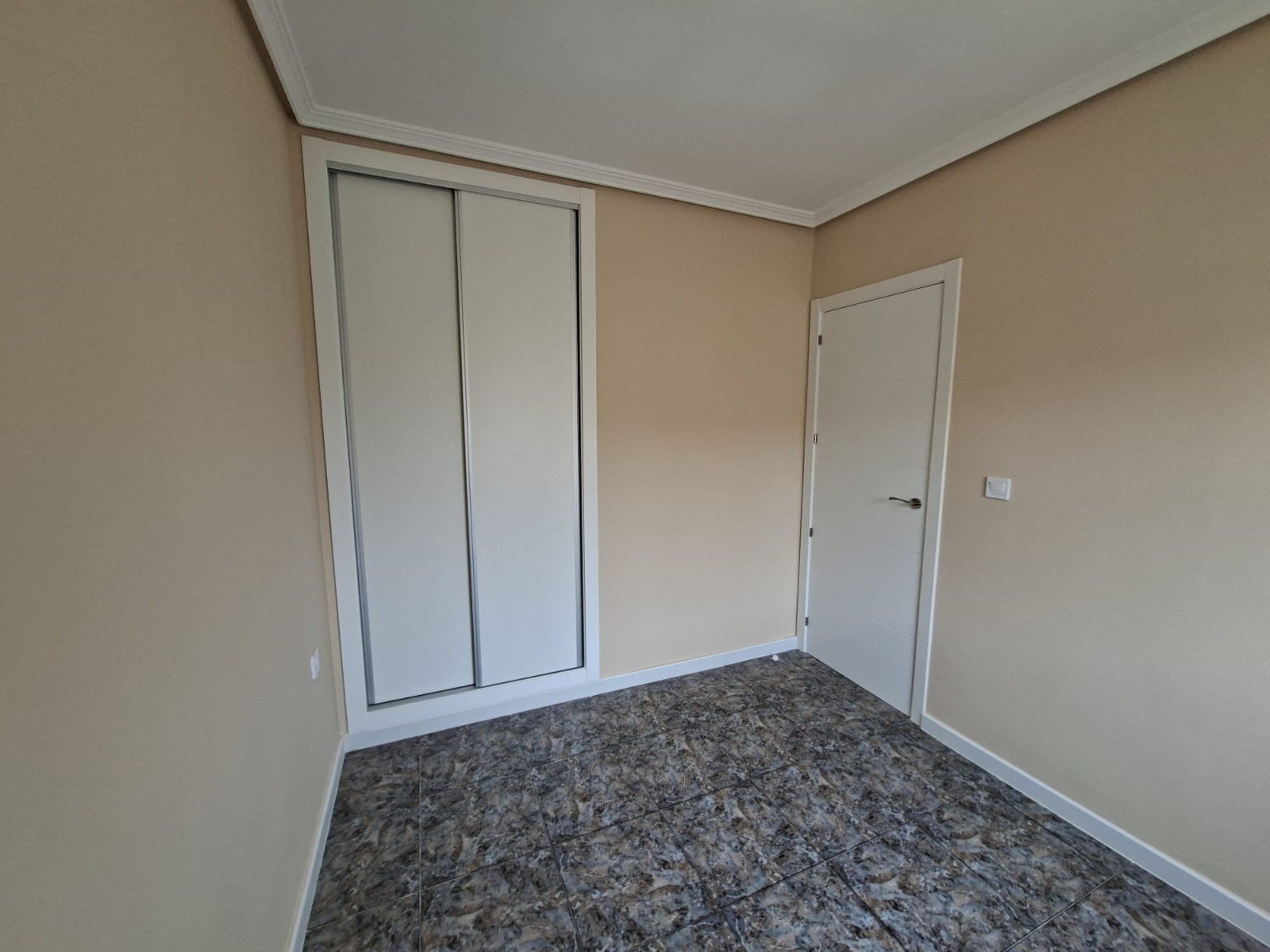  Wunderschöner Bungalow in Orihuela Costa,
geprägt von Urlaubsflair und der Nähe zu Stränden mit Blauer Flagge.
Die Anlage bietet 