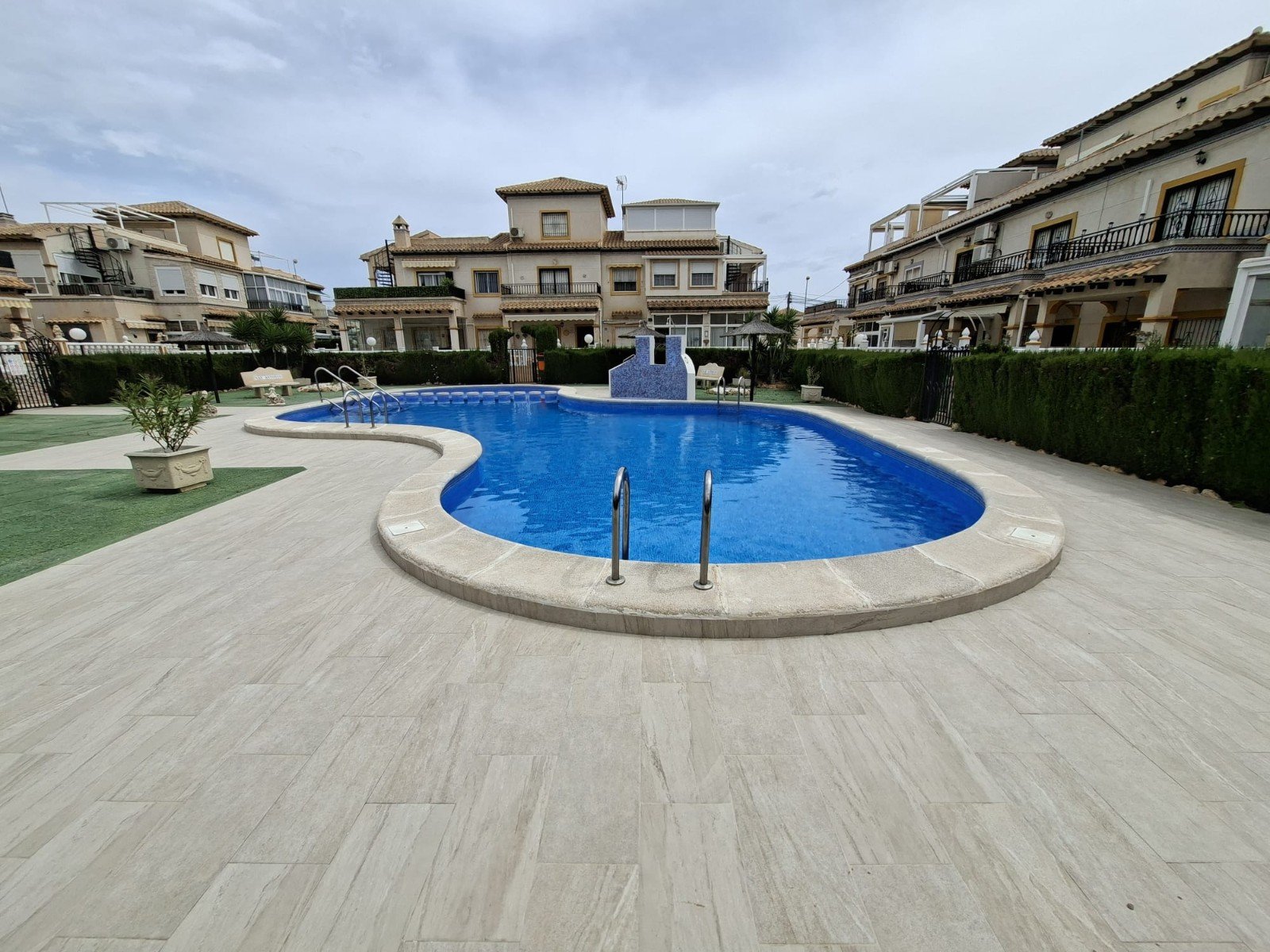  Wunderschöner Bungalow in Orihuela Costa,
geprägt von Urlaubsflair und der Nähe zu Stränden mit Blauer Flagge.
Die Anlage bietet 