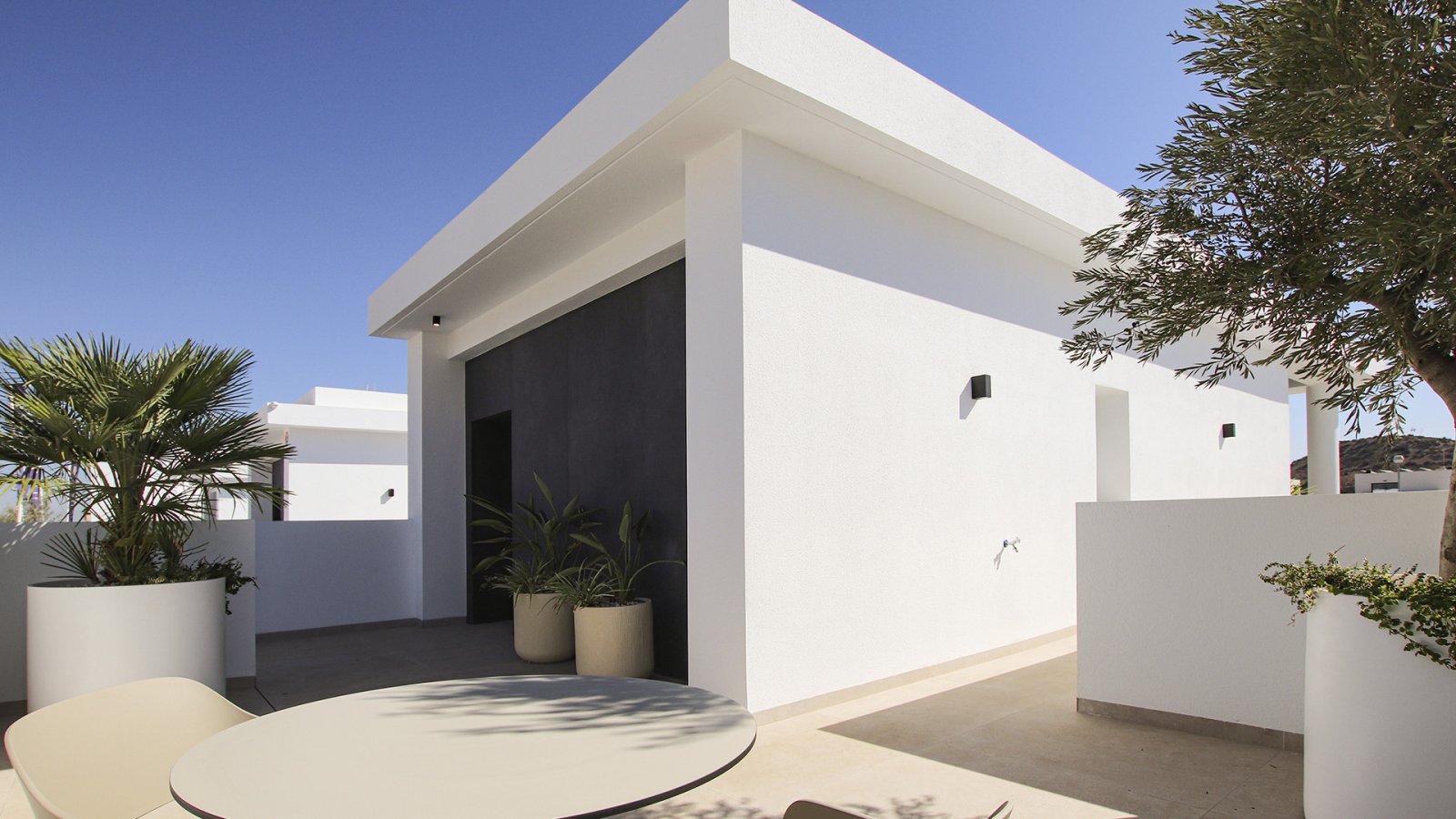 In der renommierten Ciudad Quesada gelegen, bietet dieses exklusive Einfamilienhaus eine ideale Umgebung für diejenigen, die Komfort und Privatsphäre