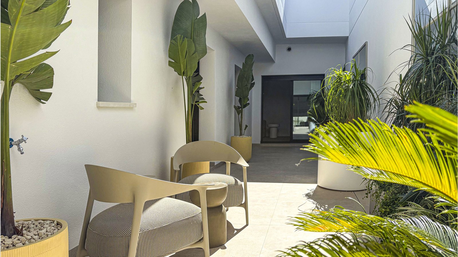 In der renommierten Ciudad Quesada gelegen, bietet dieses exklusive Einfamilienhaus eine ideale Umgebung für diejenigen, die Komfort und Privatsphäre