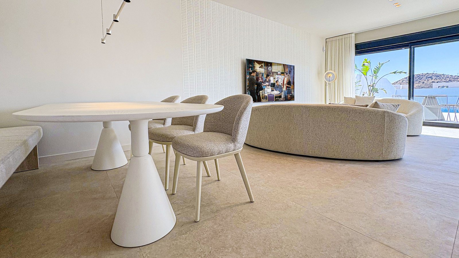 In der renommierten Ciudad Quesada gelegen, bietet dieses exklusive Einfamilienhaus eine ideale Umgebung für diejenigen, die Komfort und Privatsphäre