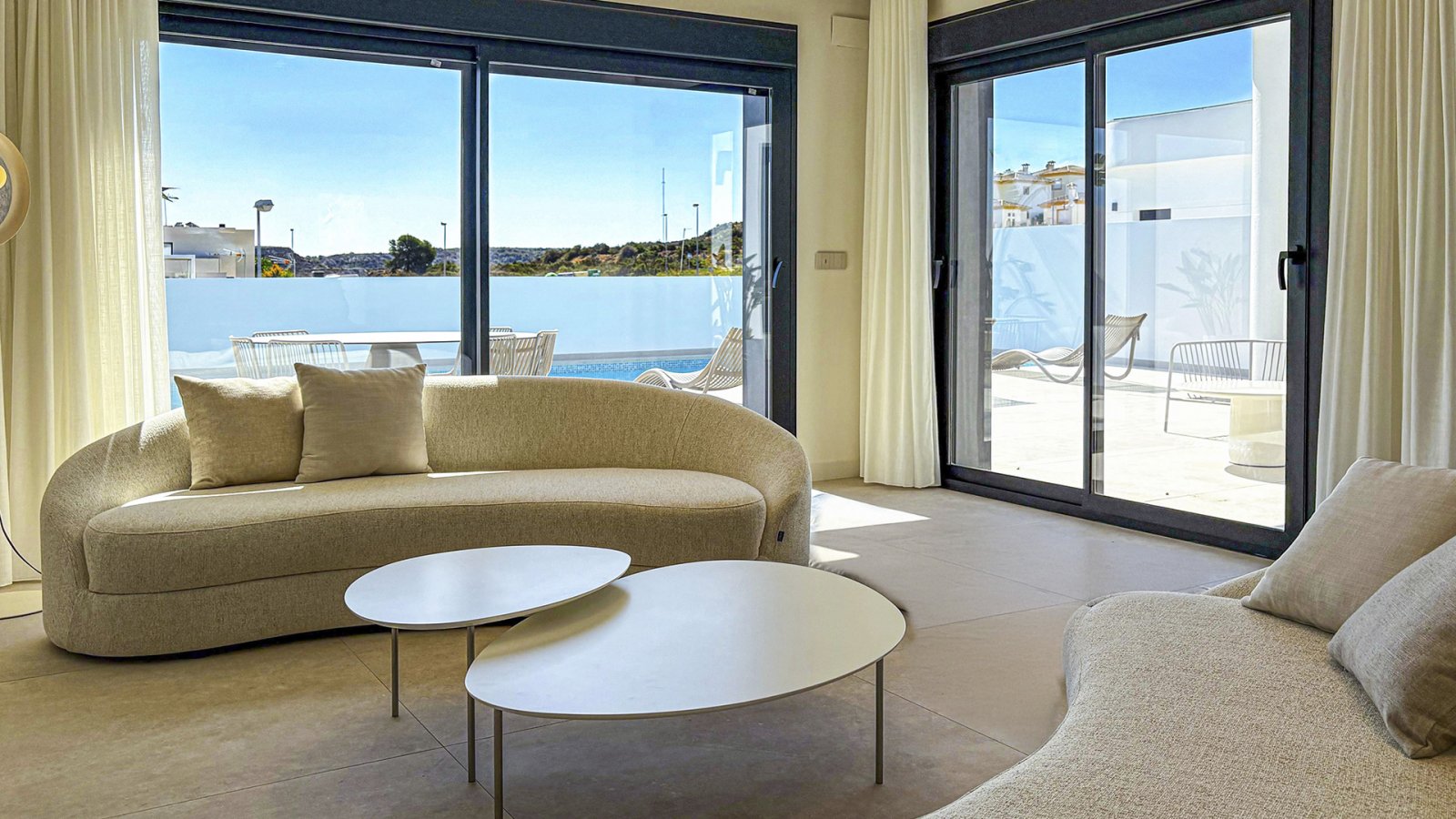 In der renommierten Ciudad Quesada gelegen, bietet dieses exklusive Einfamilienhaus eine ideale Umgebung für diejenigen, die Komfort und Privatsphäre