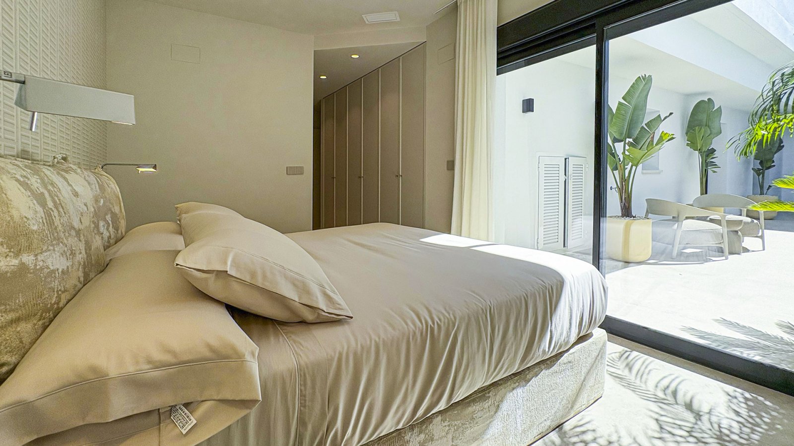 In der renommierten Ciudad Quesada gelegen, bietet dieses exklusive Einfamilienhaus eine ideale Umgebung für diejenigen, die Komfort und Privatsphäre