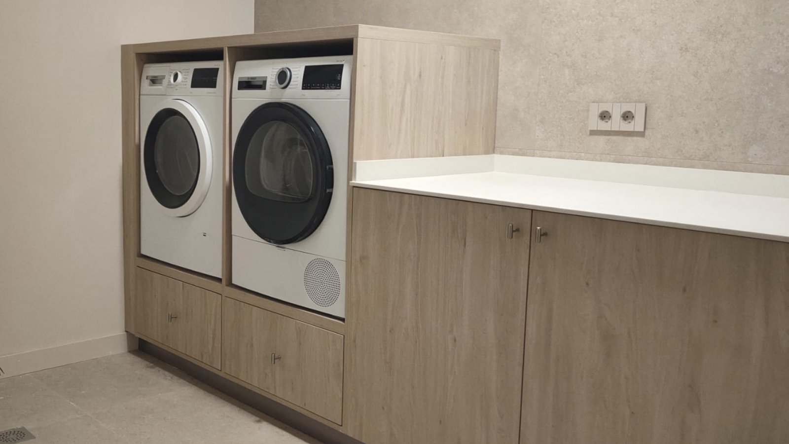 In der renommierten Ciudad Quesada gelegen, bietet dieses exklusive Einfamilienhaus eine ideale Umgebung für diejenigen, die Komfort und Privatsphäre