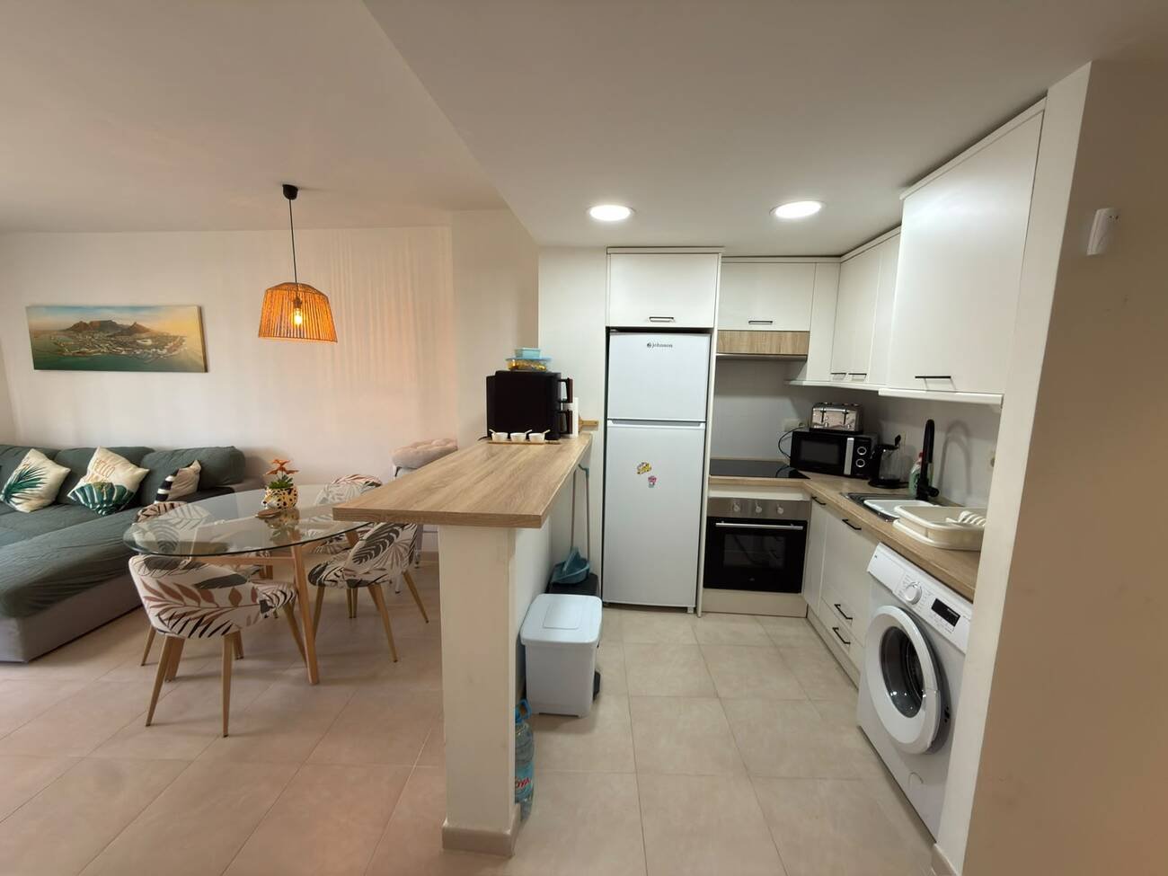 Beautifully presented throughout, this spacious 2-bedroom, 2-bathroom ground floor apartment offers comfortable, modern living with fantastic outdoo
