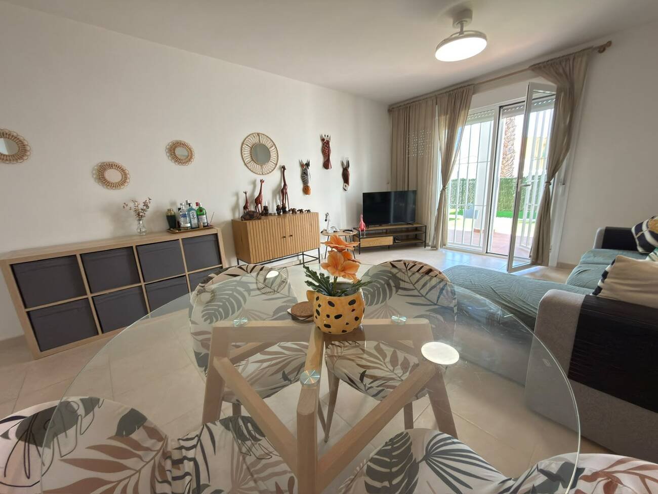 Beautifully presented throughout, this spacious 2-bedroom, 2-bathroom ground floor apartment offers comfortable, modern living with fantastic outdoo