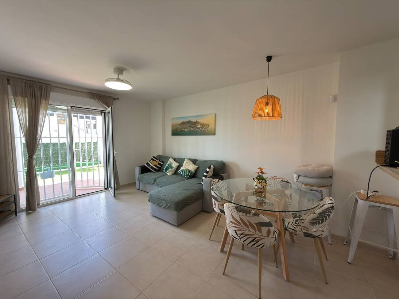 Beautifully presented throughout, this spacious 2-bedroom, 2-bathroom ground floor apartment offers comfortable, modern living with fantastic outdoo