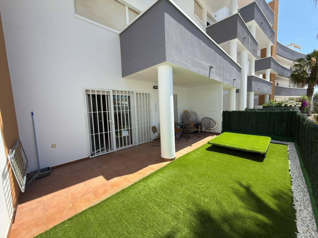 Beautifully presented throughout, this spacious 2-bedroom, 2-bathroom ground floor apartment offers comfortable, modern living with fantastic outdoo
