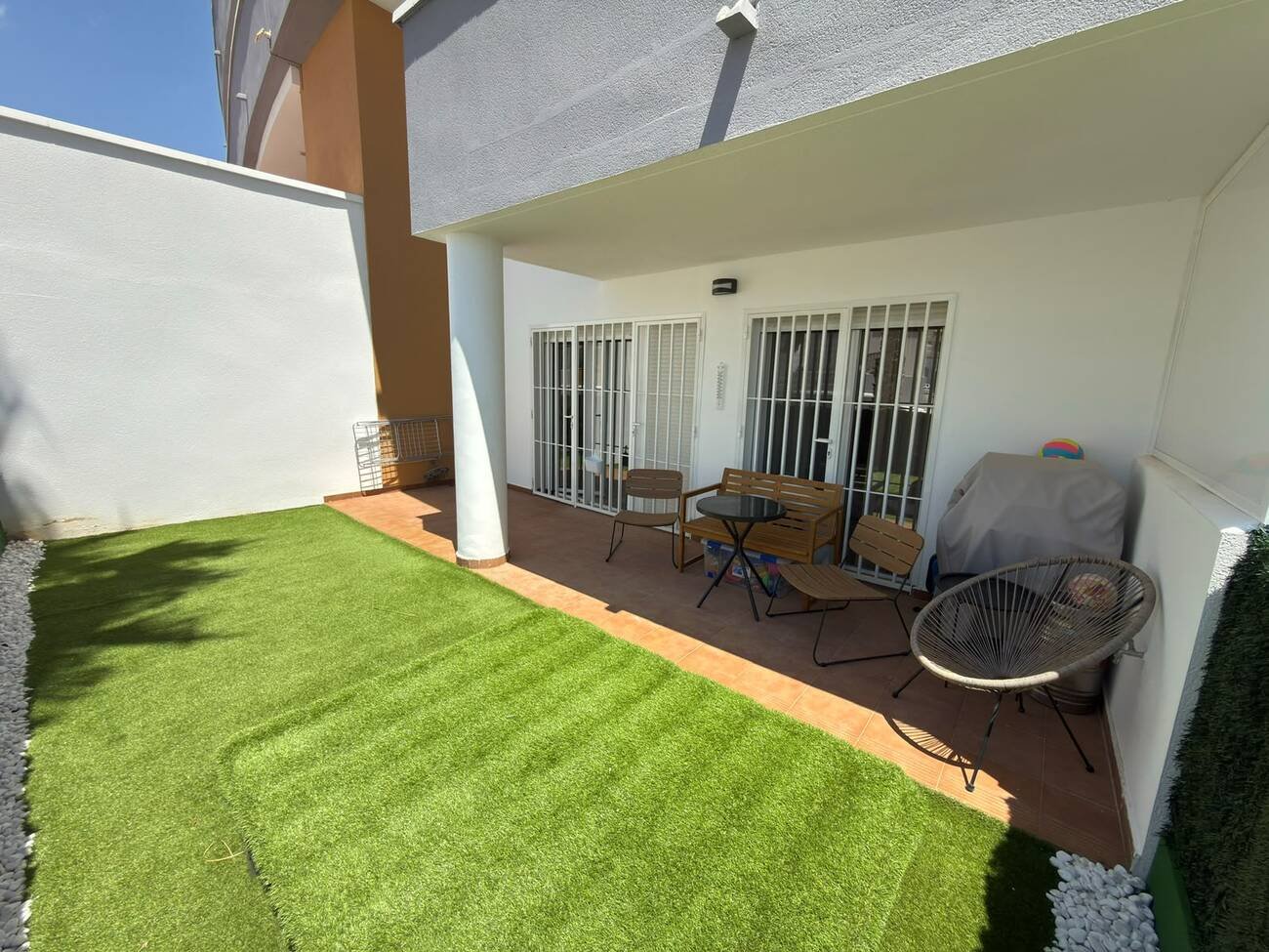 Beautifully presented throughout, this spacious 2-bedroom, 2-bathroom ground floor apartment offers comfortable, modern living with fantastic outdoo