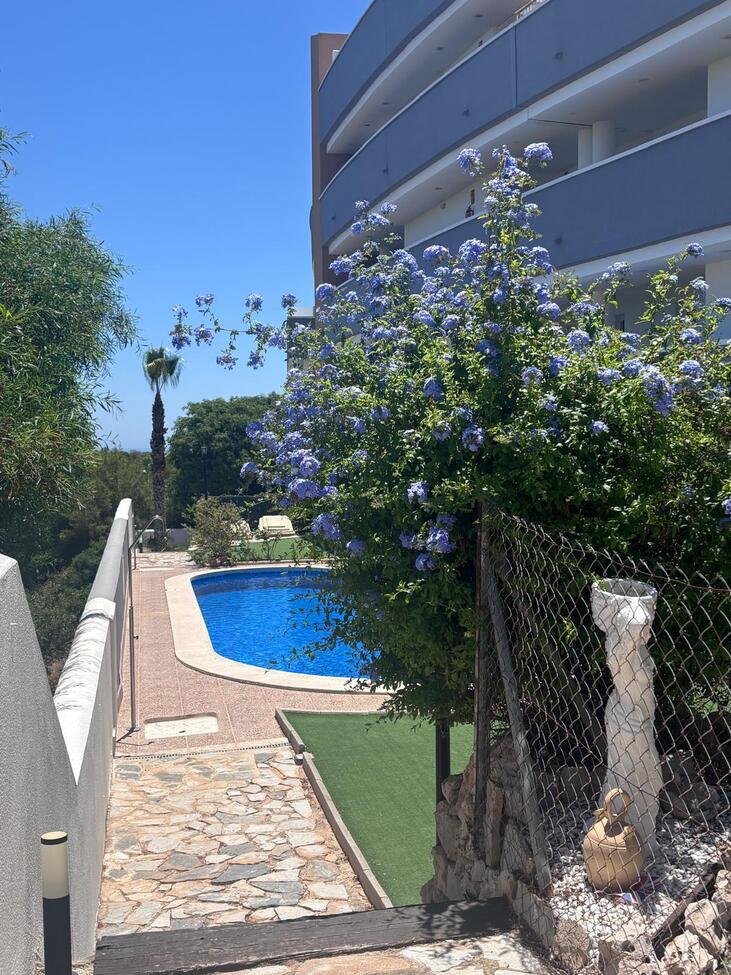 Beautifully presented throughout, this spacious 2-bedroom, 2-bathroom ground floor apartment offers comfortable, modern living with fantastic outdoo