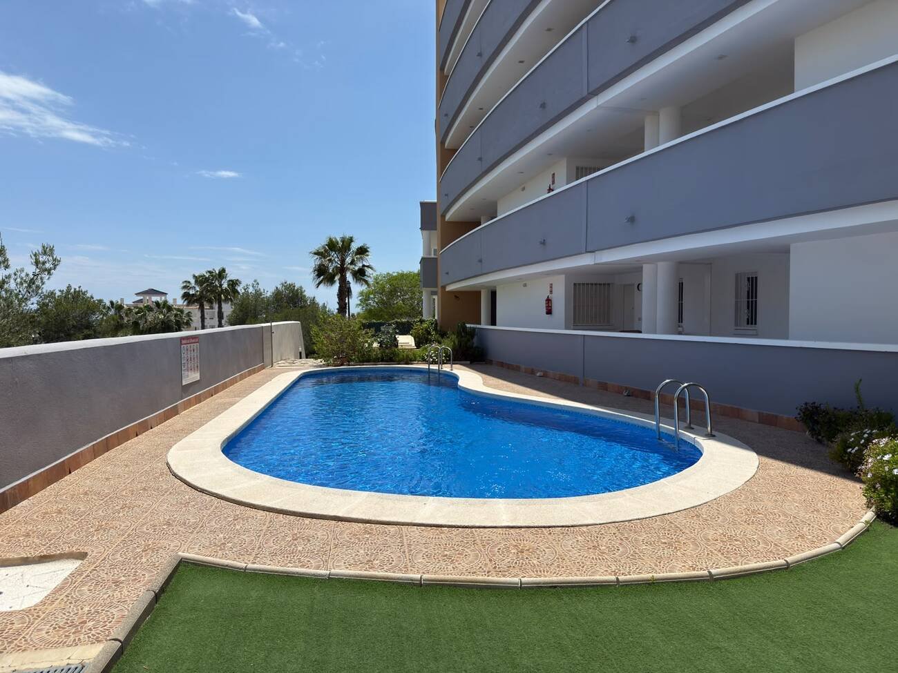 Beautifully presented throughout, this spacious 2-bedroom, 2-bathroom ground floor apartment offers comfortable, modern living with fantastic outdoo