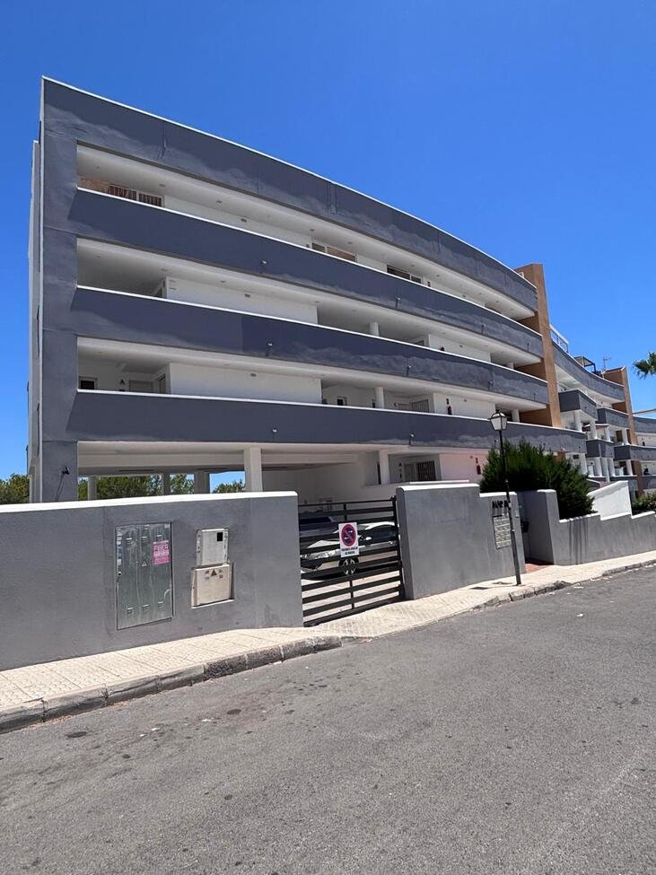 Beautifully presented throughout, this spacious 2-bedroom, 2-bathroom ground floor apartment offers comfortable, modern living with fantastic outdoo