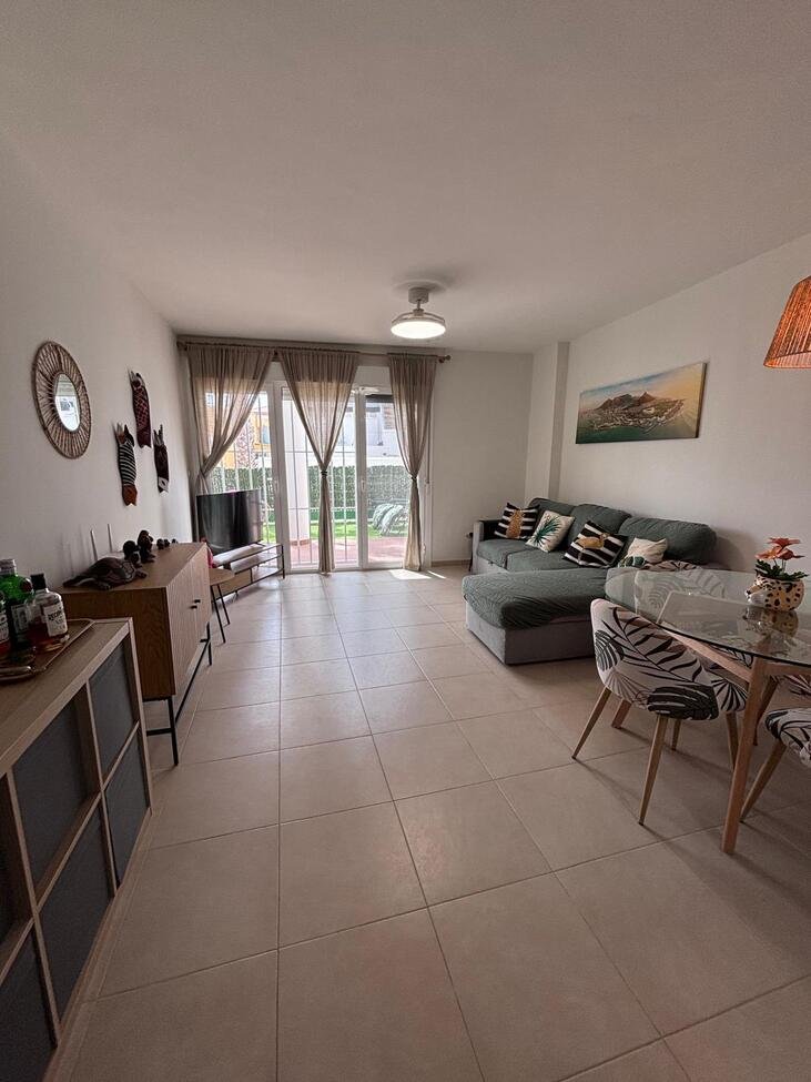 Beautifully presented throughout, this spacious 2-bedroom, 2-bathroom ground floor apartment offers comfortable, modern living with fantastic outdoo