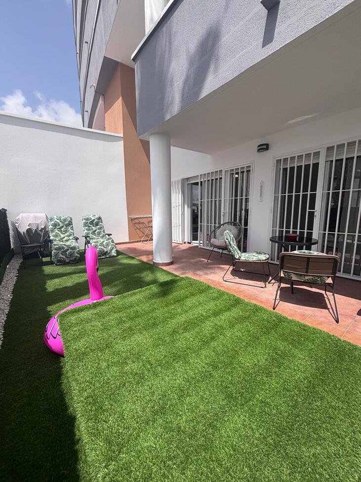 Beautifully presented throughout, this spacious 2-bedroom, 2-bathroom ground floor apartment offers comfortable, modern living with fantastic outdoo