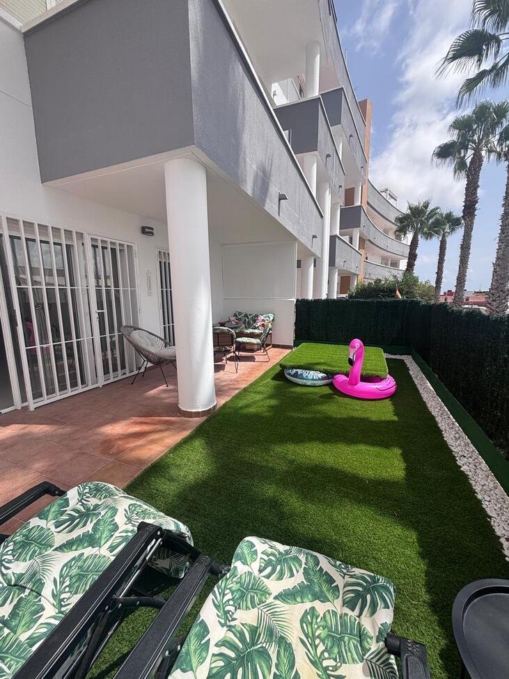 Beautifully presented throughout, this spacious 2-bedroom, 2-bathroom ground floor apartment offers comfortable, modern living with fantastic outdoo