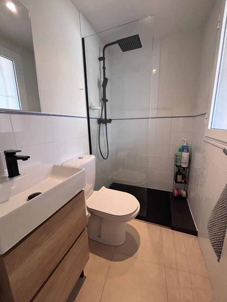 Beautifully presented throughout, this spacious 2-bedroom, 2-bathroom ground floor apartment offers comfortable, modern living with fantastic outdoo
