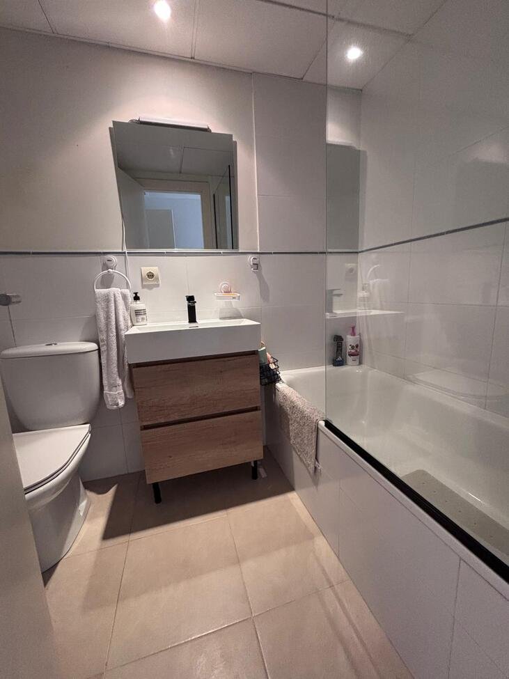 Beautifully presented throughout, this spacious 2-bedroom, 2-bathroom ground floor apartment offers comfortable, modern living with fantastic outdoo