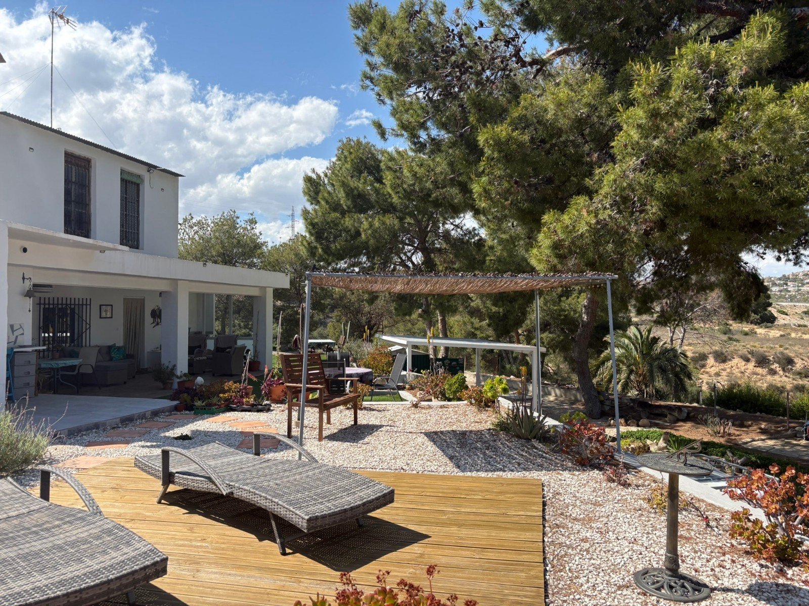   Renovated 4-Bedroom Country Villa Near Elche &amp;amp; Aspe&amp;#13;&amp;#13;
Set in a countryside location on the outskirts of Elche, thi