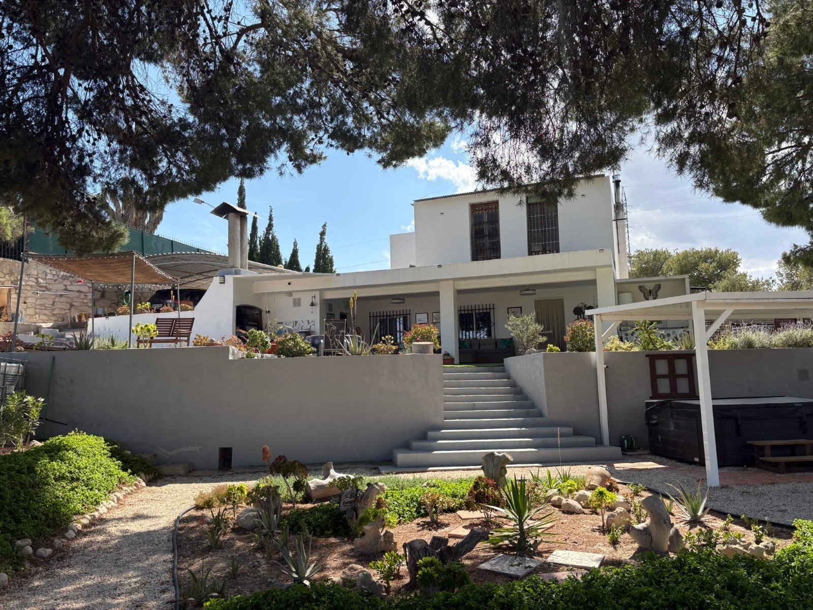   Renovated 4-Bedroom Country Villa Near Elche &amp;amp; Aspe&amp;#13;&amp;#13;
Set in a countryside location on the outskirts of Elche, thi