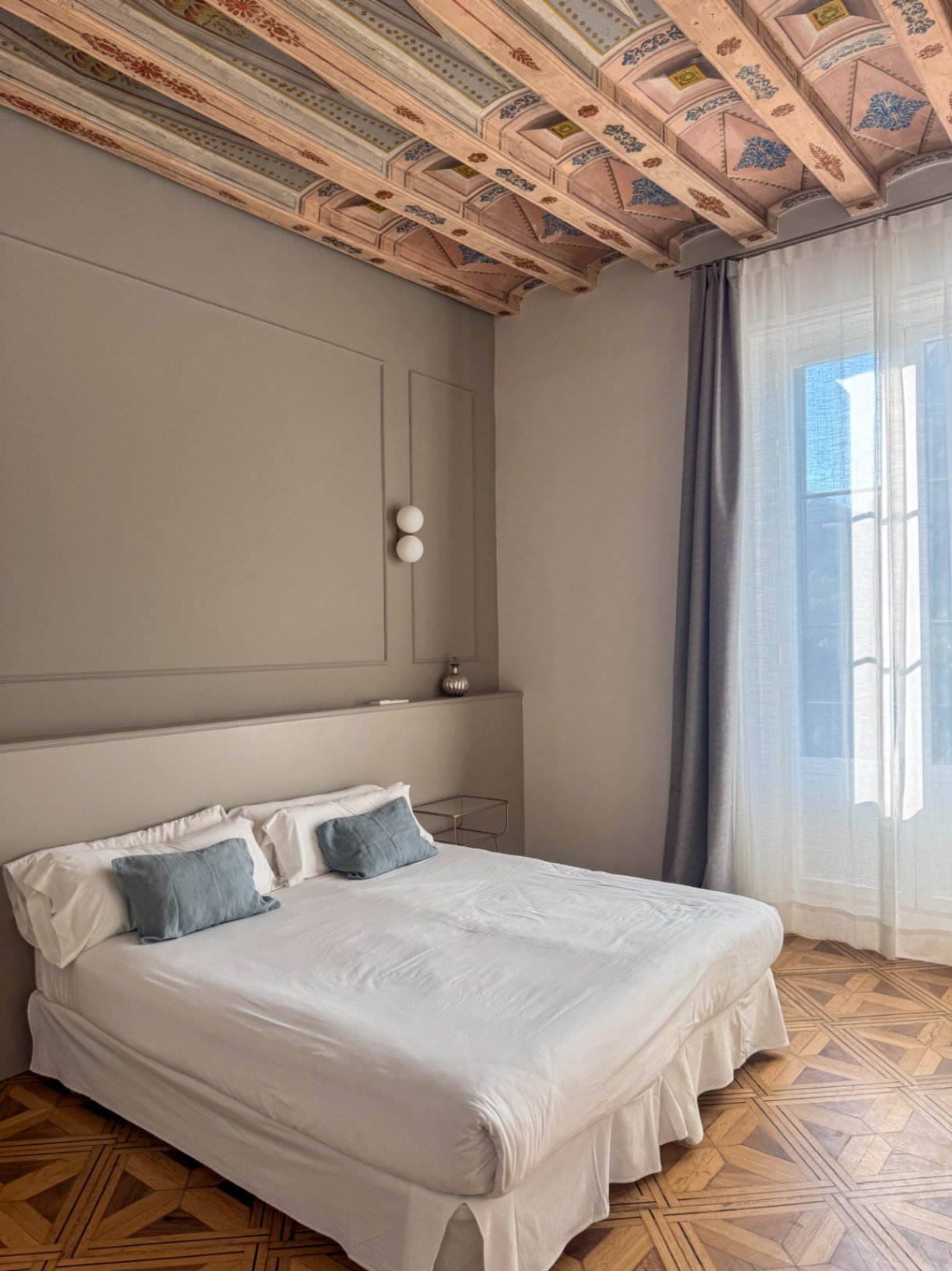 Einige Apartments könnten überall sein. BCN 1840 könnte nur in Barcelona sein. In einer außergewöhnlichen Lage im Herzen der Stadt, nur wenige Sch