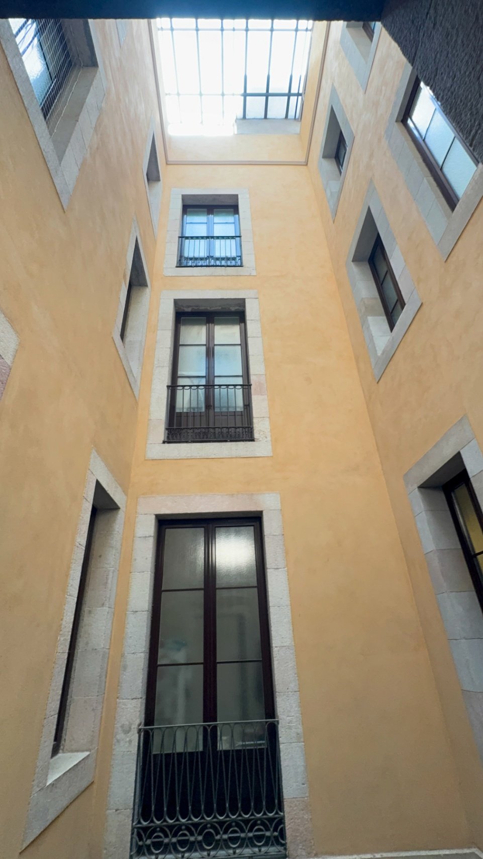 Einige Apartments könnten überall sein. BCN 1840 könnte nur in Barcelona sein. In einer außergewöhnlichen Lage im Herzen der Stadt, nur wenige Sch