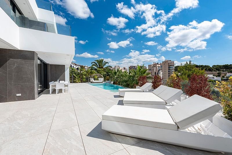 Diese exklusive Villa befindet sich in der schönen Stadt Calpe und bietet eine privilegierte Umgebung nur 1 km vom Meer entfernt. Entworfen für dieje