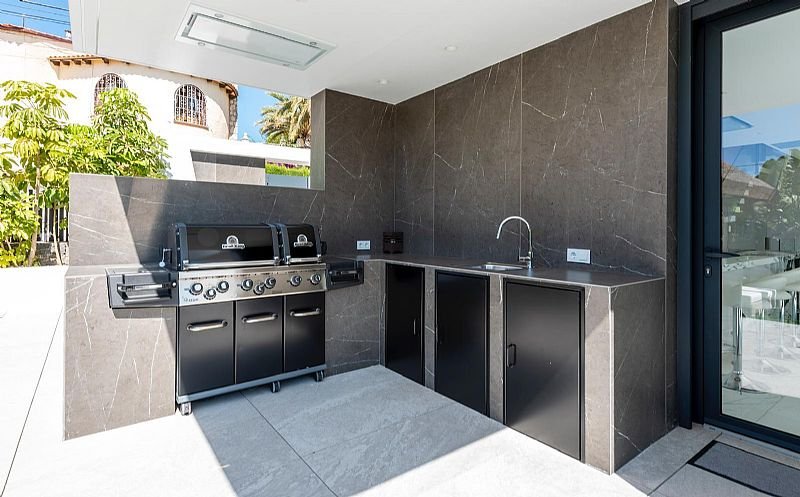 Diese exklusive Villa befindet sich in der schönen Stadt Calpe und bietet eine privilegierte Umgebung nur 1 km vom Meer entfernt. Entworfen für dieje