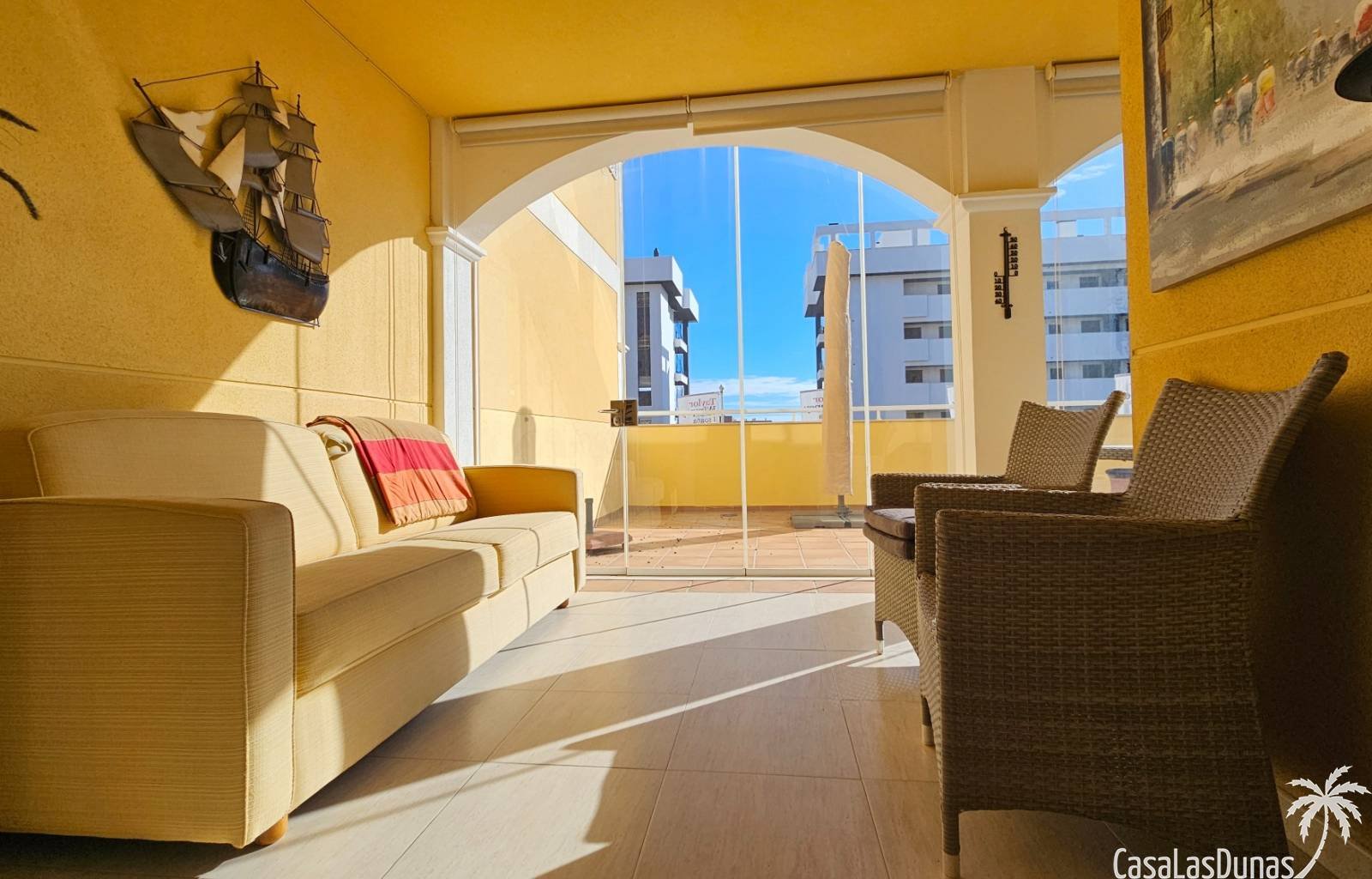 Nur wenige Schritte vom Strand und allen Annehmlichkeiten entfernt erwartet Sie dieses prächtige und geräumige Apartment mit sonniger Terrasse! Es ve