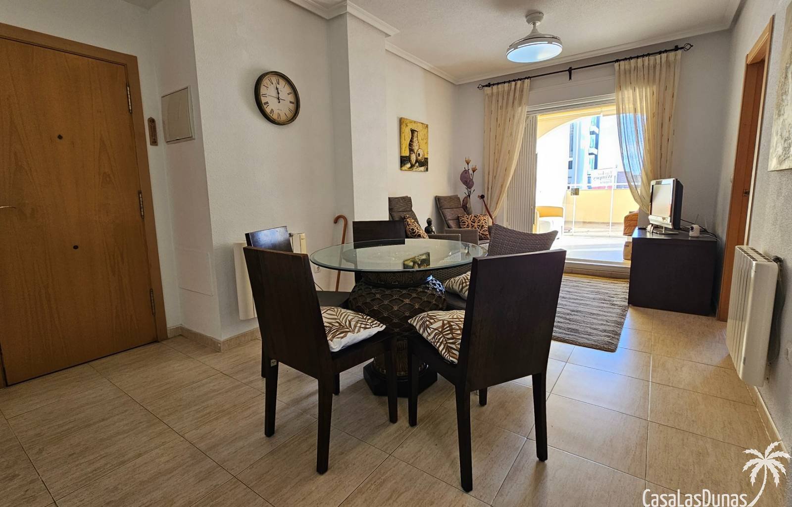 Nur wenige Schritte vom Strand und allen Annehmlichkeiten entfernt erwartet Sie dieses prächtige und geräumige Apartment mit sonniger Terrasse! Es ve