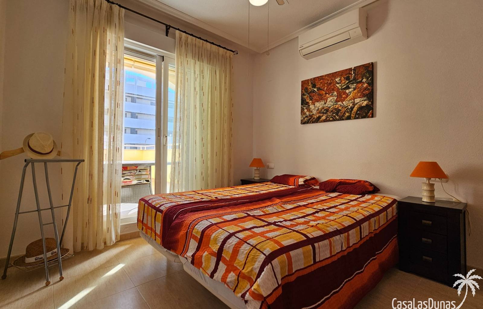 Nur wenige Schritte vom Strand und allen Annehmlichkeiten entfernt erwartet Sie dieses prächtige und geräumige Apartment mit sonniger Terrasse! Es ve