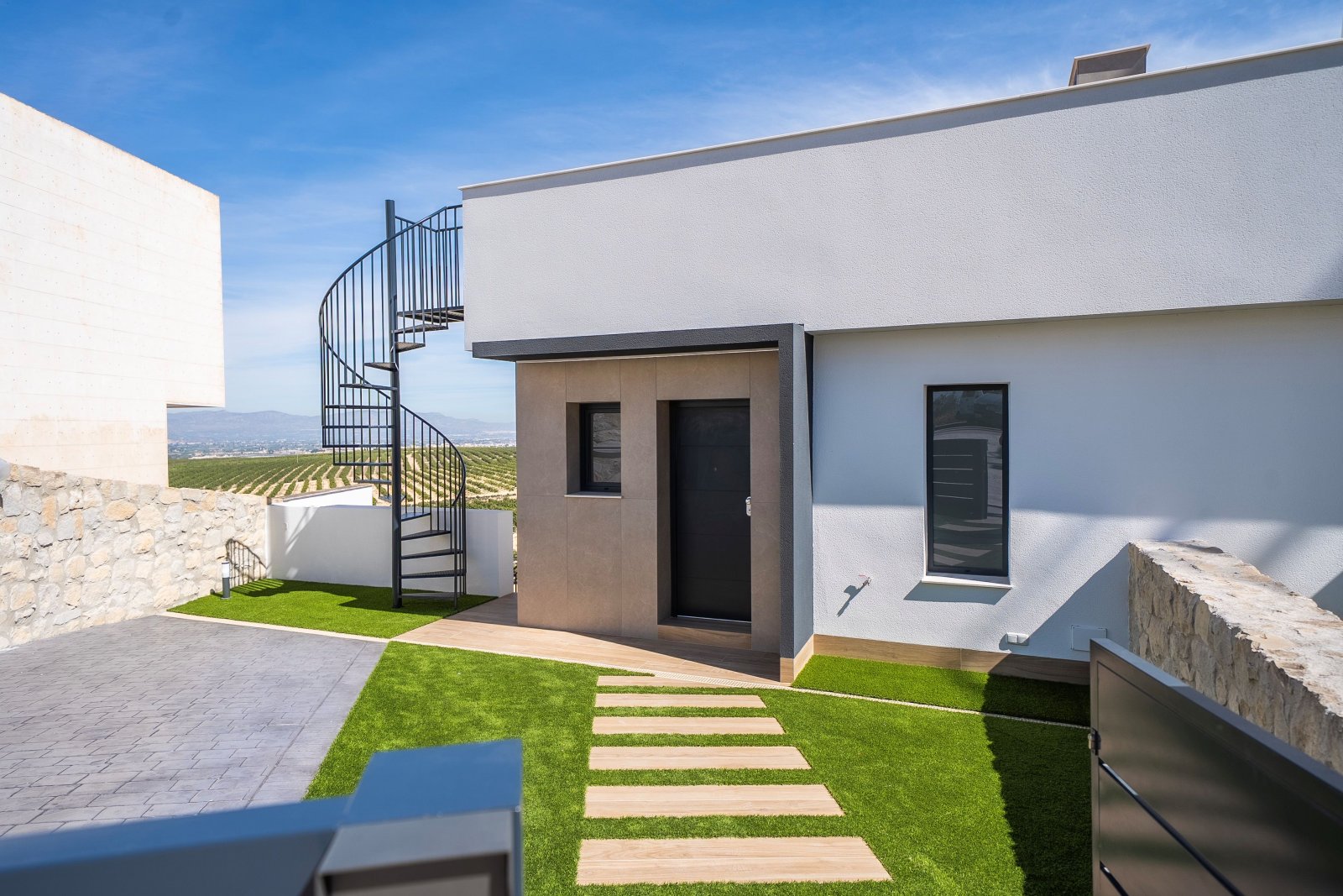 In der prestigeträchtigen Umgebung von La Finca Golf gelegen, bietet diese Wohnanlage eine Auswahl an Häusern, die sich an unterschiedliche Bedürfnis