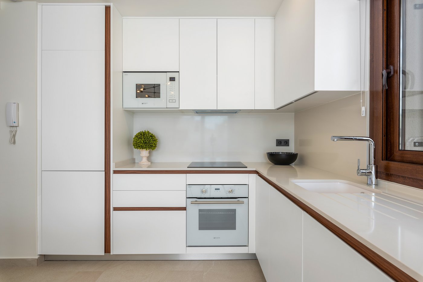 Erleben Sie den ultimativen mediterranen Lebensstil in diesem atemberaubenden Bungalow mit 2 Schlafzimmern und 2 Bädern an der südlichen Costa Blanca