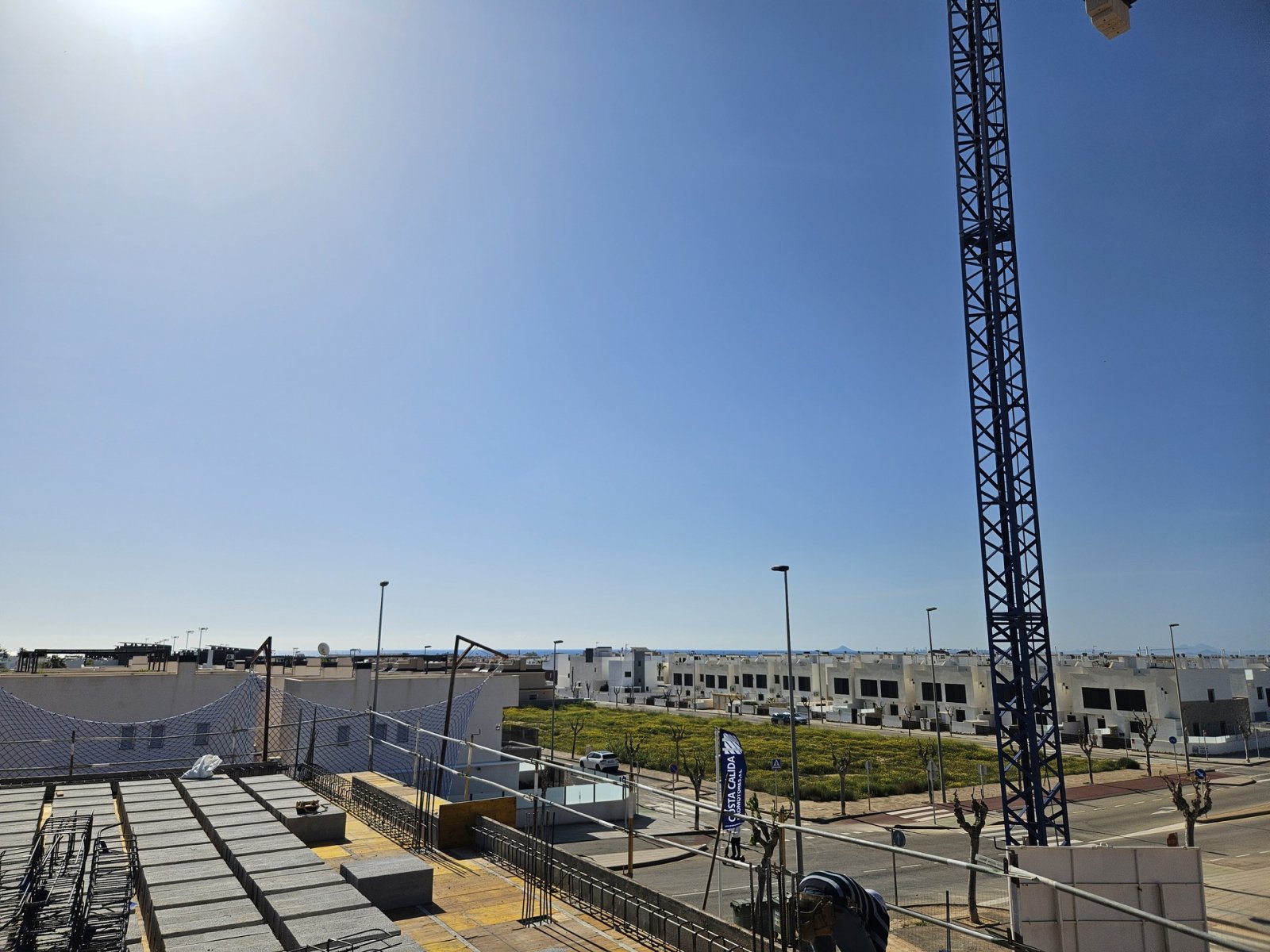 Gelegen im charmanten Torre de la Horadada, bietet diese exklusive Sammlung von 19 Immobilien eine Vielzahl von Wohnmöglichkeiten, die zu verschieden