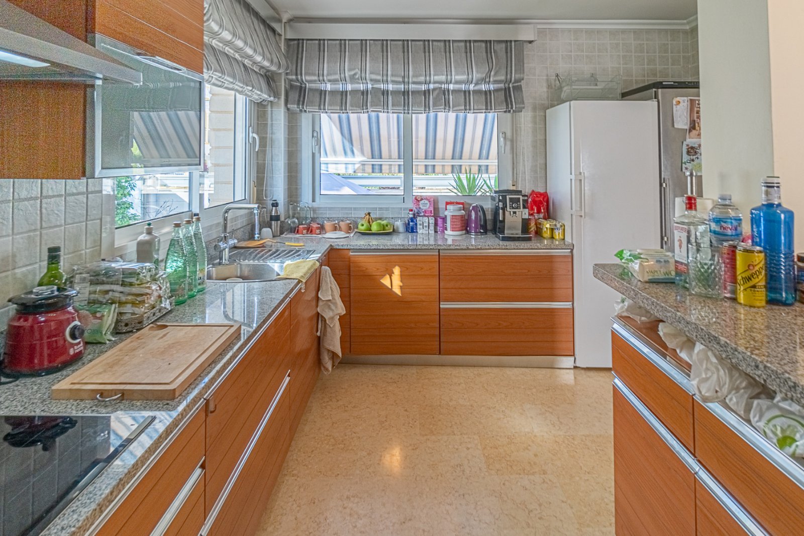 Diese einzigartige und geräumige Villa befindet sich in einer der begehrtesten Gegenden von La Mata, nur eine Gehminute vom Sandstrand entfernt. Die