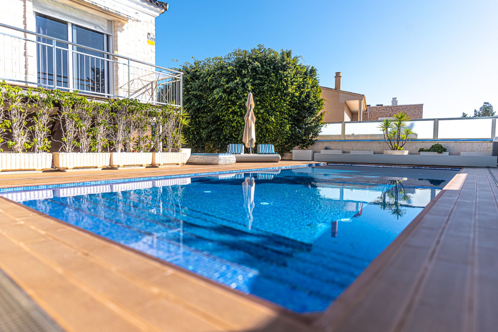 Diese einzigartige und geräumige Villa befindet sich in einer der begehrtesten Gegenden von La Mata, nur eine Gehminute vom Sandstrand entfernt. Die