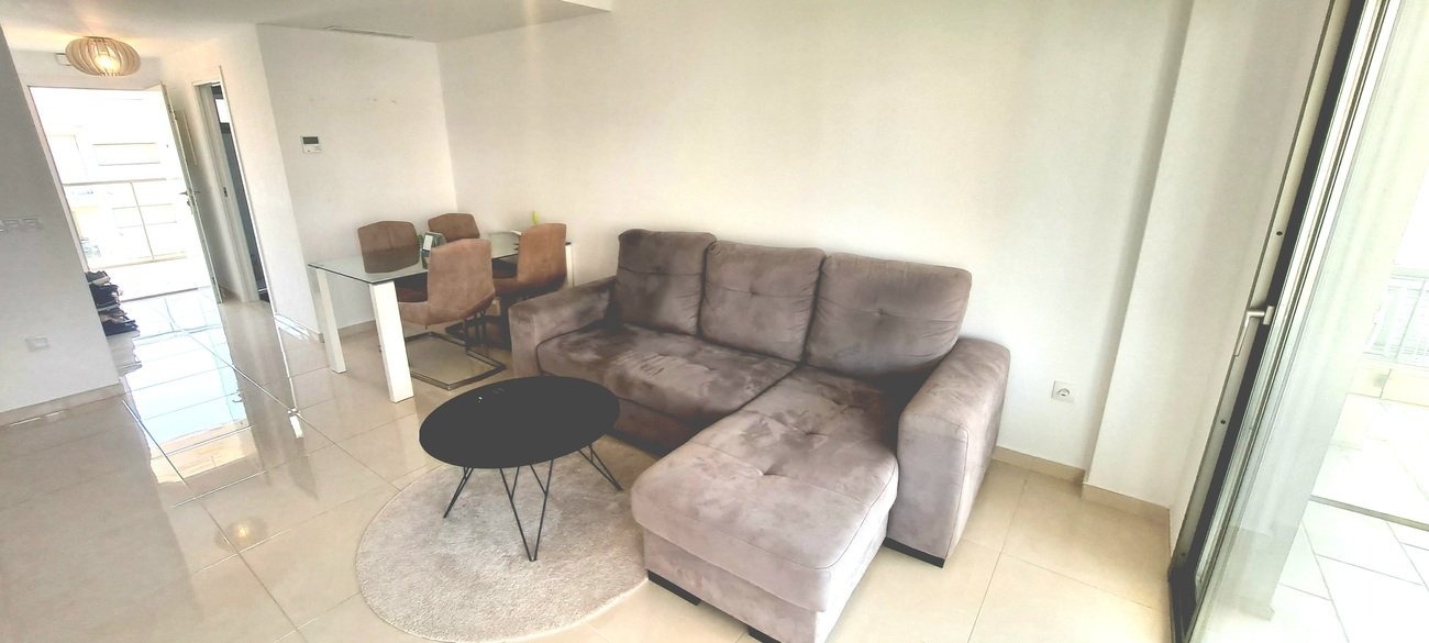 Treten Sie ein in diese wunderschön präsentierte Wohnung im zweiten Stock im begehrten Viertel Los Dolses, die Komfort, Stil und mediterranes Lebensg