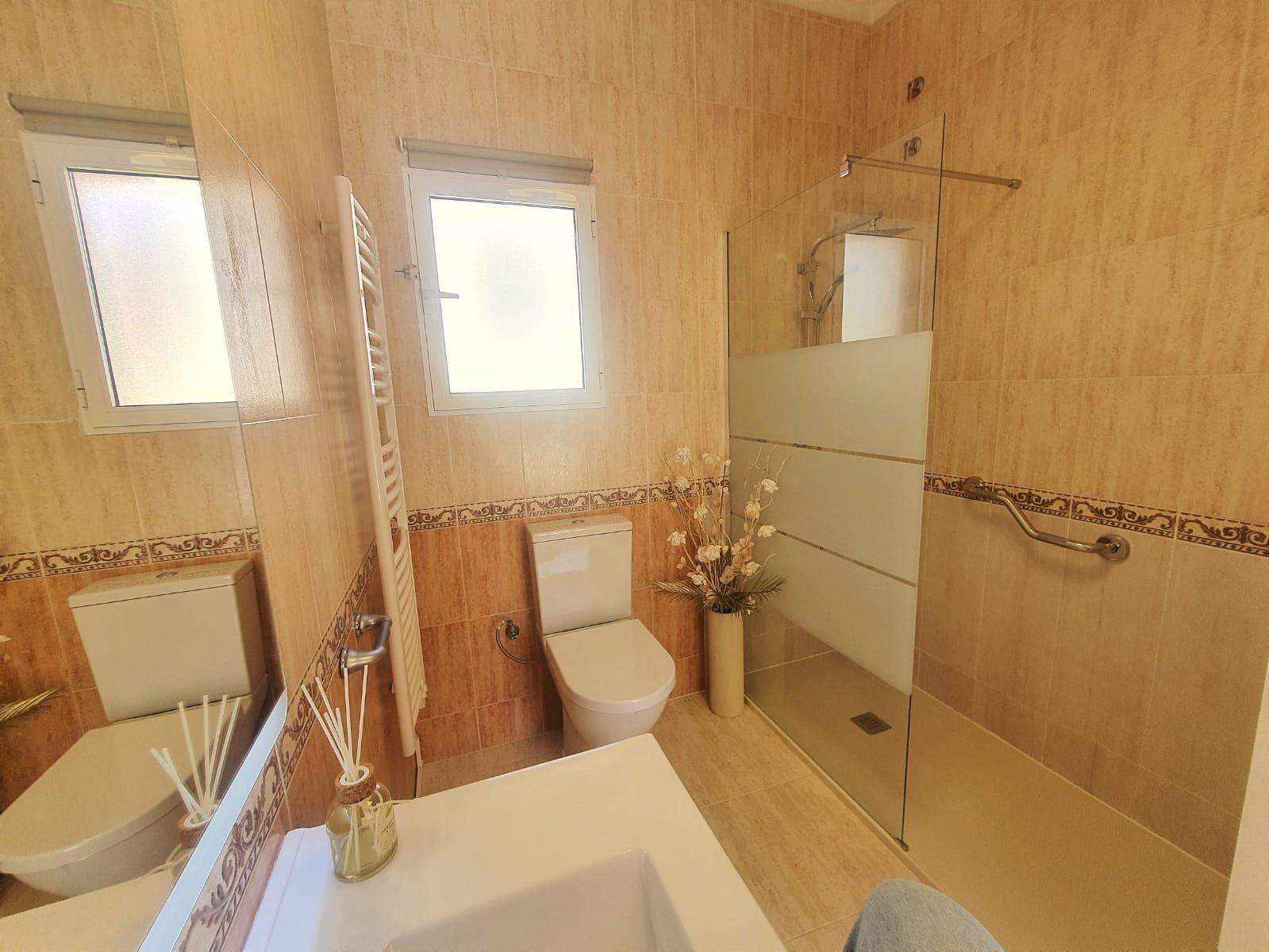 In der begehrten Wohngegend Blue Lagoon gelegen, bietet diese wunderschön gepflegte, freistehende Villa mit fünf Schlafzimmern und vier Badezimmern a