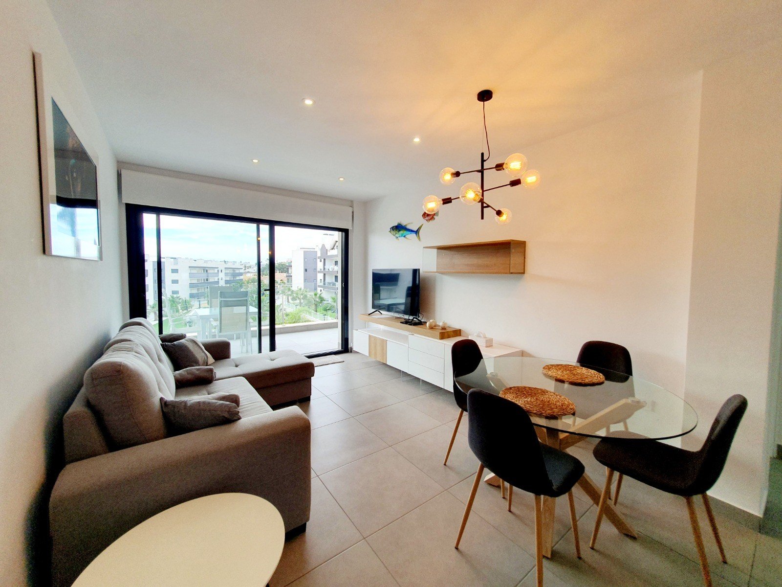 Discover this superb modern flat situated on the 2nd floor (with lift access) within the prestigious, secure Valentino Golf residence. Ideally facin