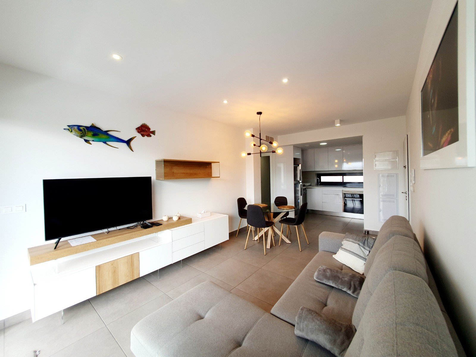 Discover this superb modern flat situated on the 2nd floor (with lift access) within the prestigious, secure Valentino Golf residence. Ideally facin
