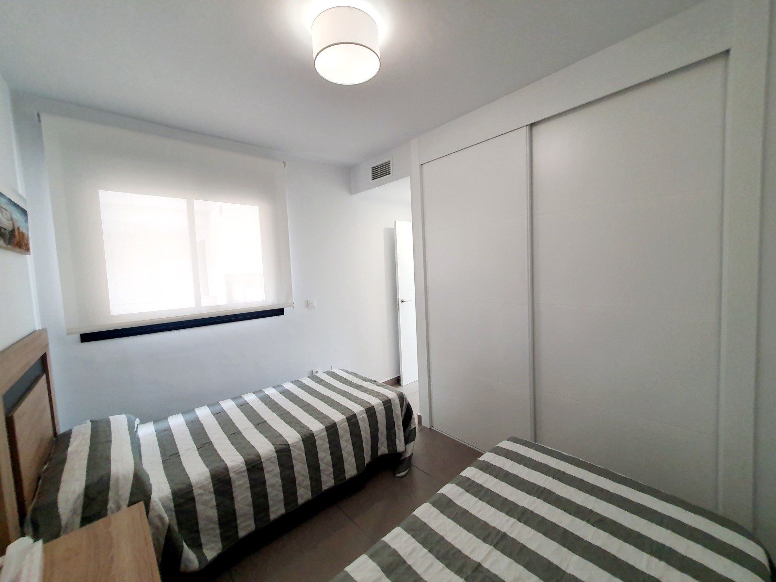 Discover this superb modern flat situated on the 2nd floor (with lift access) within the prestigious, secure Valentino Golf residence. Ideally facin