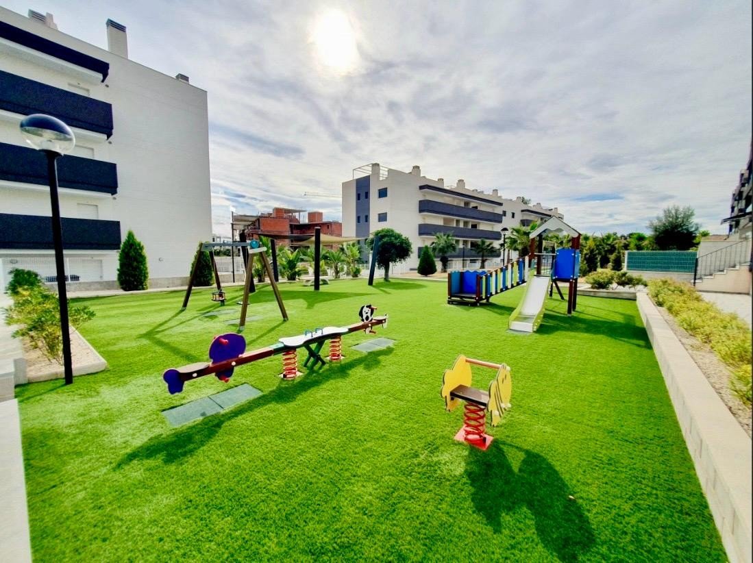 Discover this superb modern flat situated on the 2nd floor (with lift access) within the prestigious, secure Valentino Golf residence. Ideally facin