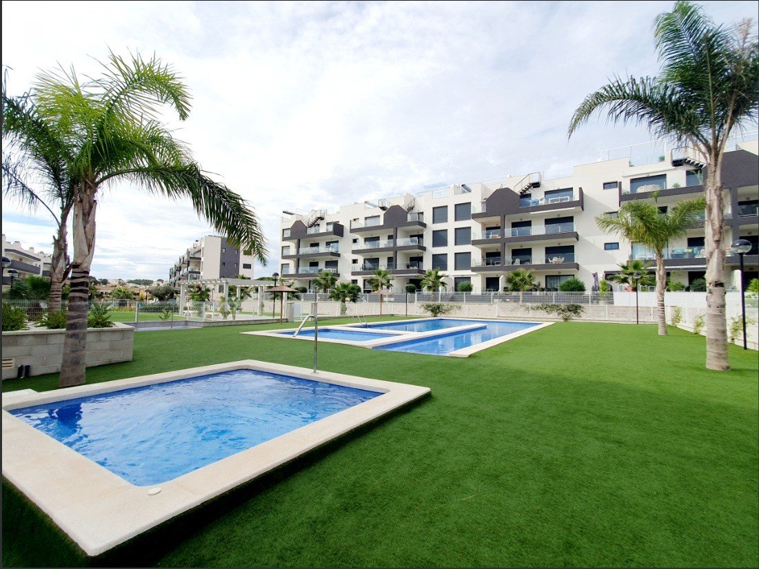 Discover this superb modern flat situated on the 2nd floor (with lift access) within the prestigious, secure Valentino Golf residence. Ideally facin