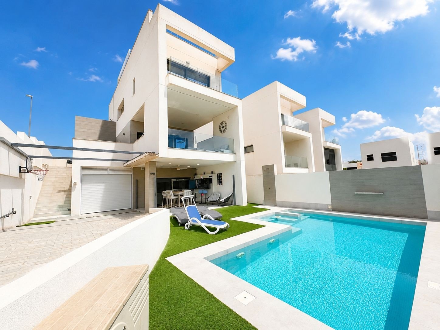 Benijofar:   Today we are delighted to present this exceptional 4-bedroom, 4-bathroom detached villa located in the highly sought-after area of Benijófar. Set on 