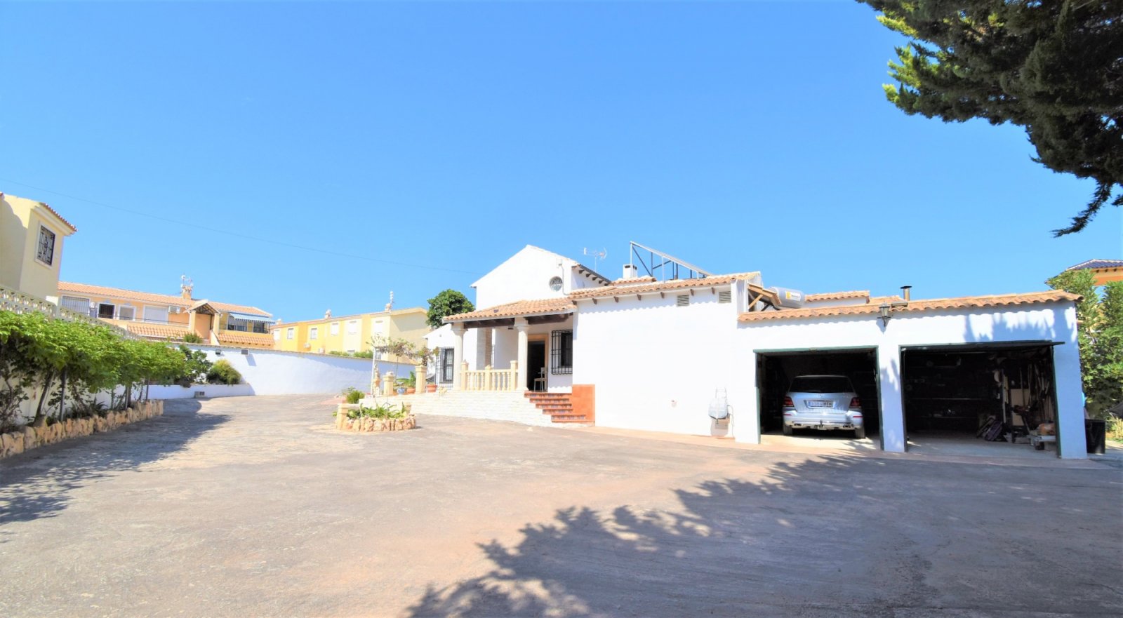 This South Facing, Absolutely Stunning, Four Bedroom, Detached Villa in Villamartin, is located just a couple of minutes drive from the Villamartin
