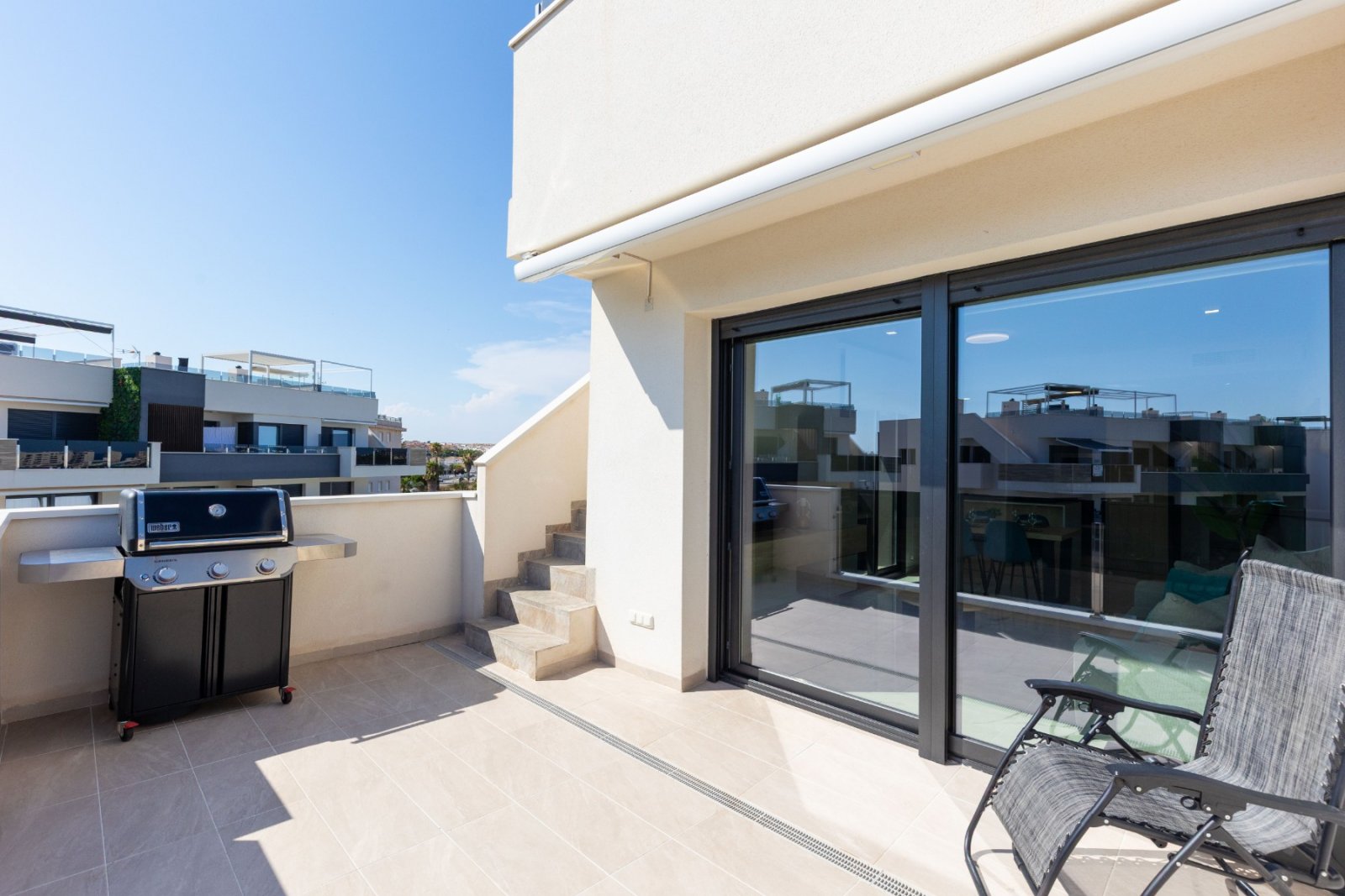 Penthouse apartment located in the prestigious and modern Amanecer Deluxe residential complex, in a quiet area known for its contemporary architectu