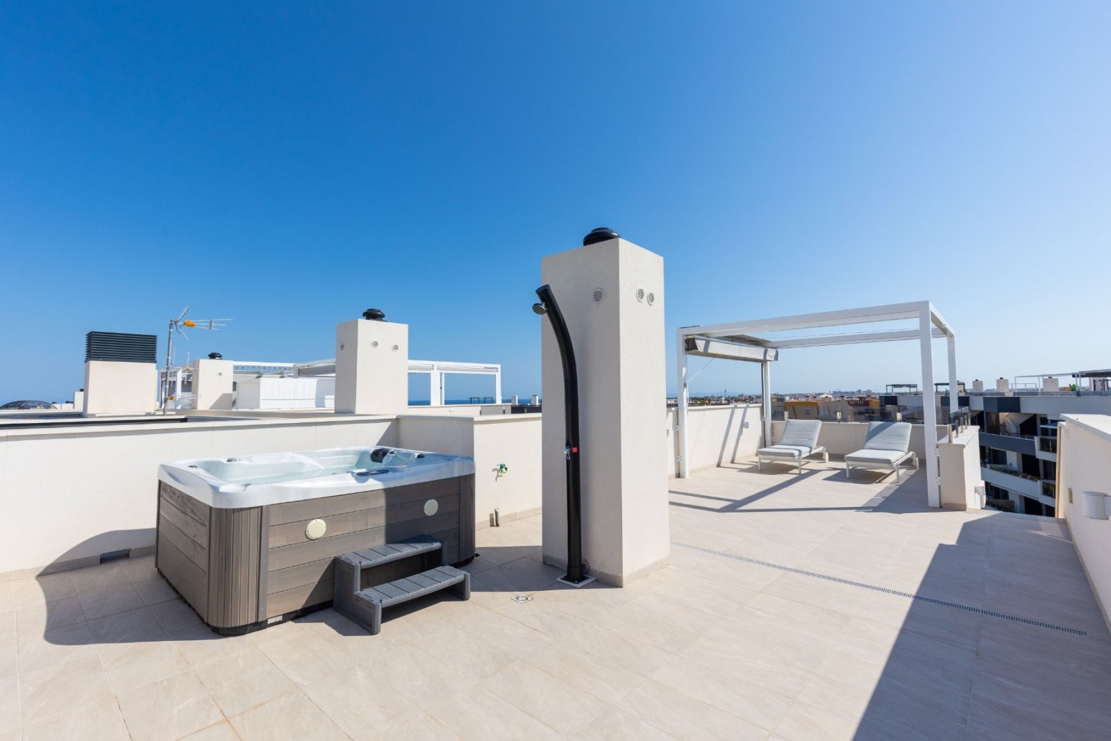 Penthouse apartment located in the prestigious and modern Amanecer Deluxe residential complex, in a quiet area known for its contemporary architectu