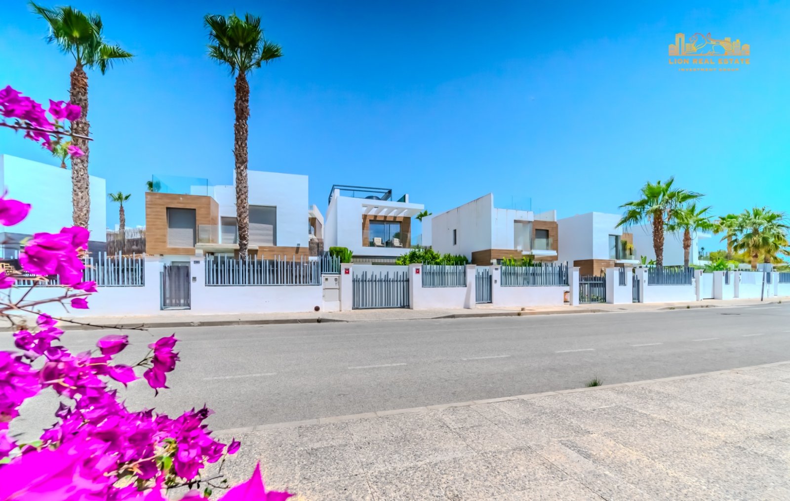 Orihuela Costa:   Welcome to this magnificent villa with modern design and state-of-the-art appliances, located in the sunny area of Villamartín! This stunning home i 