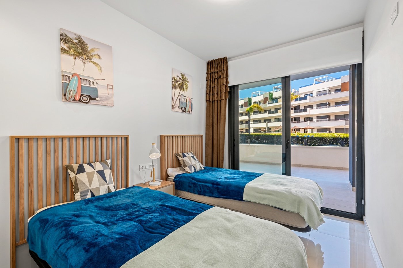  In einer der begehrtesten Lagen von Playa Flamenca an der Orihuela Costa präsentieren wir Ihnen diese exklusive Eck-Erdgeschosswohnung in einem erst 